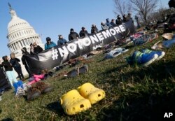 Sebanyak 7.000 pasang sepatu tak bertuan yang menandakan banyaknya anak yang terbunuh akibat kekerasan bersenjata di Gedung Capitol AS, 13 Maret 2018 di Washington, D.C. (Foto: AP)