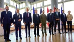 일본 히로시마에서 지난해 5월21일 주요 7개국(G7) 정상들과 볼로디미르 젤렌스키 우크라이나 대통령 (사진 왼쪽에서 다섯 번째), 그리고 우르줄라 폰데어라이엔 유럽연합(EU) 집행위원장 (사진 맨 오른쪽)이 기념 촬영을 하고 있다. (자료사진) 