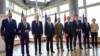 乌克兰总统泽连斯基在日本广岛跟G7峰会的与会各国领导人合影。（2023年5月21日）