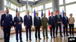 七大國（G7）領導人、烏克蘭總統澤連斯基（圖左五）、歐盟委員會主席馮德萊恩（圖最右）在日本廣島合影 （資料圖片）