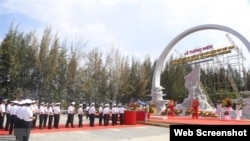 Quân đội Việt Nam tổ chức thăm viếng Khu tưởng niệm các chiến sỹ Gạc Ma ở xã Cam Hải Đông, huyện Cam Lâm, tỉnh Khánh Hòa, ngày 14/3/2023. Photo TTXVN.