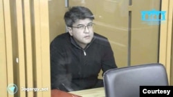 2017-yilda korrupsiyada ayblanib, 10 yilga qamalgan sobiq iqtisod vaziri Kuandik Bishimbayev uch yil ichida ozodlikka chiqadi. Rafiqasi Saltanat Nukenovani u restoranda do'pposlab va bo'g'ib o'ldirgan.