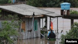 Ljudi tragaju za žrtvama posle ciklona koji je pogodio južni grad Venancio Ajres, u ržavi Rio Grande do Sul, Brazil, 5. septembra 2023.