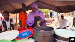 Une femme prépare à manger à Niamey, Niger, le 29 juillet 2023.