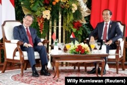 Perdana Menteri China Li Qiang dan Presiden Joko Widodo tersenyum kepada wartawan saat mereka bertemu di Istana Kepresidenan Jakarta, 8 September 2023. (Foto: REUTERS/Willy Kurniawan)