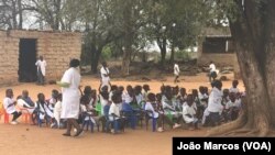 Crianças em escola no município de Chongoroi, Angola