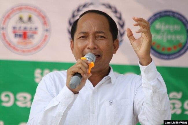 លោក អាត់ ធន់ ប្រធាន​សហភាព​ការងារ​កម្ពុជា (CLC) ថ្លែង​នៅក្នុង​ទិវា​ពលកម្ម​អន្តរជាតិ​លើក​ទី១៣៧ នៅ​រាជធានី​ភ្នំពេញ កាលពី​ថ្ងៃទី១ ខែឧសភា ឆ្នាំ២០២៣។ (លាស់ លីបលីប/វីអូអេ)