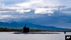 ແຟ້ມພາບ - ເຮືອດຳນ້ຳ USS Missouri ແລ່ນອອກໄປຈາກຖານທັບຮ່ວມ Pearl Harbor-Hickam ຕາມກຳນົດການໄປປະຈຳການ, ວັນທີ 1 ກັນຍາ 2021. (U.S. Navy via AP)
