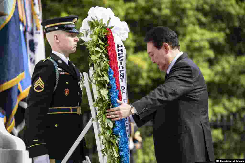 미국을 국빈 방문 중인 윤석열 한국 대통령이 25일 부인 김건희 여사, 박진 외교장관 등과 함께 알링턴 국립묘지를 찾아 헌화, 참배했다.