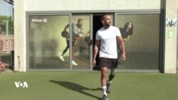 گەنجێکی میسری دوای پەلەماری نەهەنگەکان و لە دەستدانی قاچێکی ژمارەیەکی پێوانەیی جیهانی تۆمار دەکات