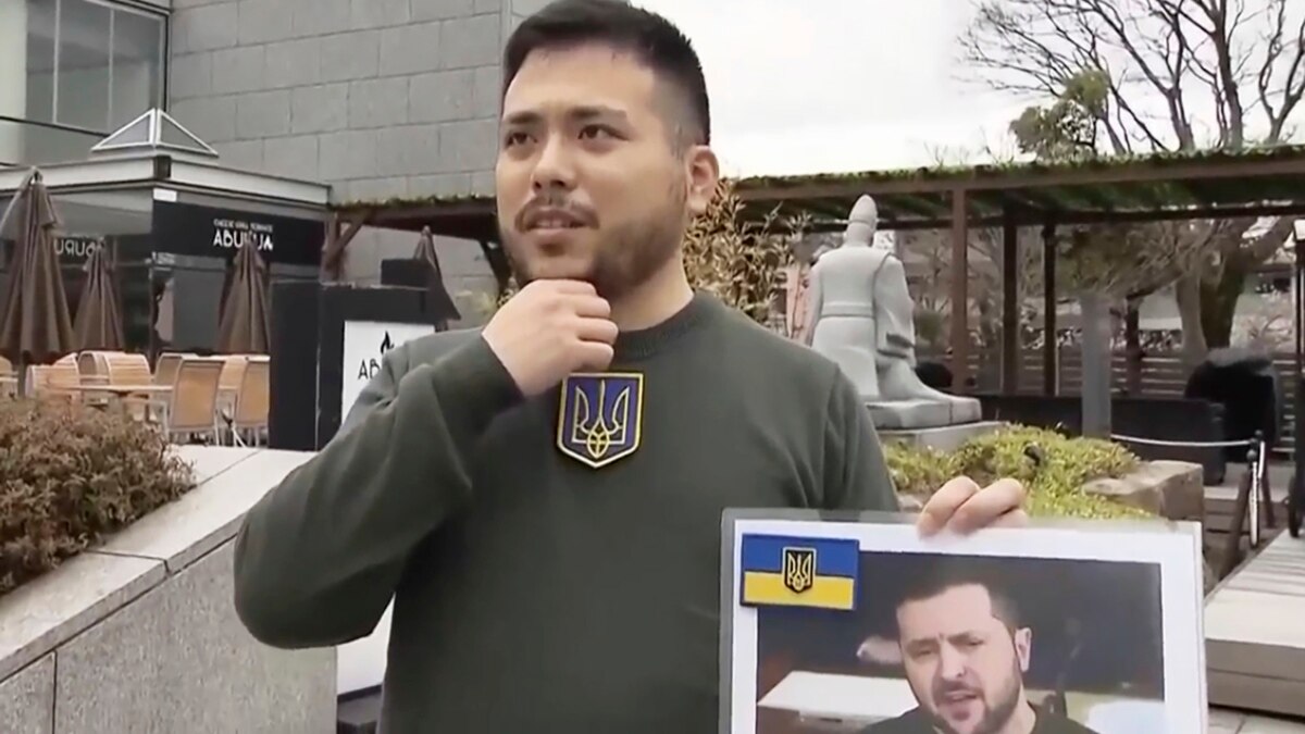 japanese-student-goes-to-graduation-dressed-like-zelenskyy