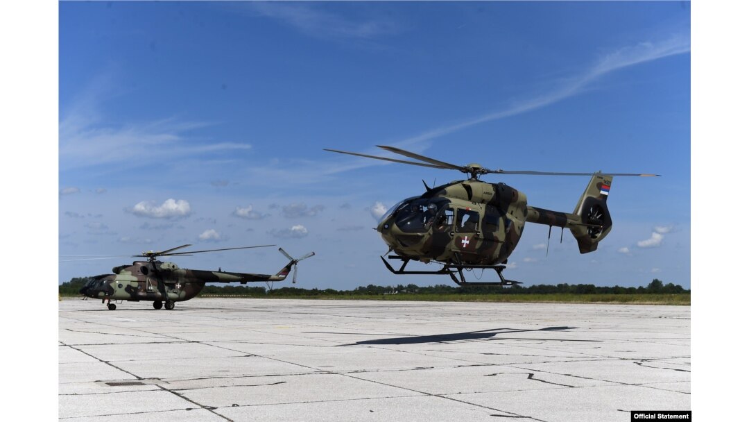 Helikopteri Vojske Srbije Mi-17 i Erbasov H-145 poleću u misiju pomoći stanovništvu pogođenom poplavama u Sloveniji, sa vojnog aerodroma u Batajnici, kraj Beograda, 9. avgusta 2023.(Foto: Ministarstvo odbrane)