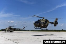 Helikopteri Vojske Srbije Mi-17 i Erbasov H-145 poleću u misiju pomoći stanovništvu pogođenom poplavama u Sloveniji, sa vojnog aerodroma u Batajnici, kraj Beograda, 9. avgusta 2023.(Foto: Ministarstvo odbrane)