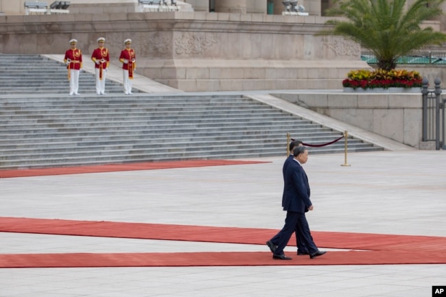 中国领导人习近平在北京人大会堂欢迎越共总书记苏林到访。(2024年8月19日)