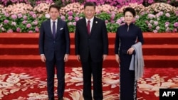 中國領導人習近平及夫人彭麗媛在人大會堂會晤在北京參加一代一路論壇的時任意大利總理朱塞佩·孔特。（2019年4月26日）
