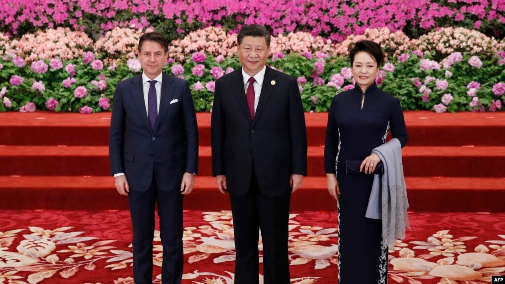 中国领导人习近平及夫人彭丽媛在人大会堂会晤在北京参加一代一路论坛的时任意大利总理朱塞佩·孔特。（2019年4月26日）(photo:VOA)