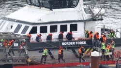 FILE - Orang-orang yang diyakini migran, turun dari kapal Pasukan Perbatasan Inggris setibany di Pelabuhan Dover, Inggris, 23 April 2024. (REUTERS/Toby Melville)