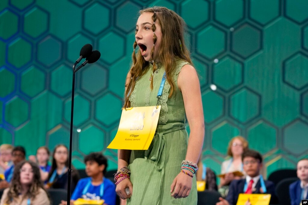 Ʈ ġ  14 Elise Cournoyer ޸   Scripps National Spelling Bee ȸ ⸦ ġ ֽϴ.