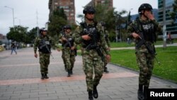 Miembros de la policía y las fuerzas armadas de Colombia participan en un control de vehículos para aumentar la seguridad antes de las elecciones presidenciales en Bogotá, Colombia, el 17 de junio de 2022.
