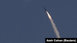 Uji coba rudal balistik pencegat Arrow-3 di dekat Ashdod, 10 Desember 2015. (Foto: Amir Cohen/Reuters)