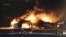 Avion Japan Erlajnza gori na pisti aerodroma Haneda u Tokiju (Foto: Kyodo News via AP)