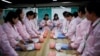 上海Yipeitong培訓中心用塑料娃娃培訓婦女成為有照顧新生兒技能的月嫂。（2023年3月2日）