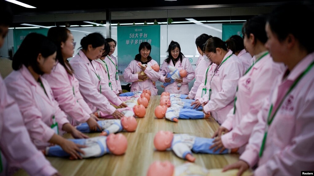上海Yipeitong培训中心用塑料娃娃培训妇女成为有照顾新生儿技能的月嫂。（2023年3月2日）(photo:VOA)