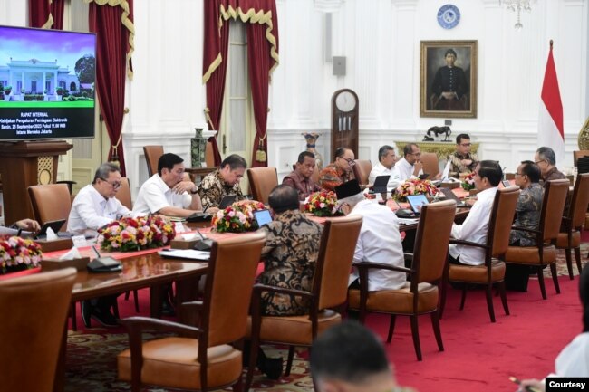 Presiden Joko Widodo gelar rapat terbatas di Istana Merdeka, Jakarta (25/9) untuk membahas persoalan lahan di Pulau Rempang. (courtesy : Setpres RI)