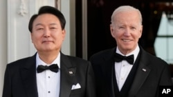 2023年4月26日，韩国总统尹锡悦（左）与美国总统乔·拜登总统在出席国宴前在华盛顿白宫北门廊合影。