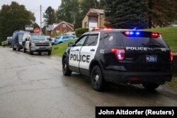 Kendaraan polisi dikerahkan di sekitar rumah tersangka penembakan sinagoge Pittsburgh Baldwin borough, pinggiran Pittsburgh, Pennsylvania, AS, 27 Oktober 2018. (Foto: REUTERS/John Altdorfer)