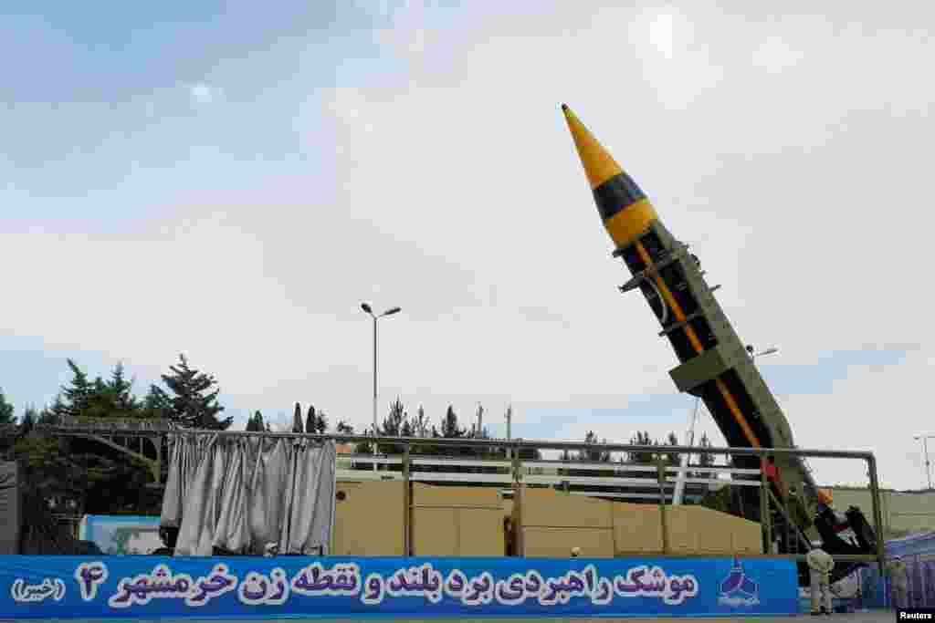 Iran memamerkan rudal balistik permukaan-ke-permukaan baru yang disebut Khaibar dengan jangkauan 2.000 km, seperti terlihat di ibu kota Teheran. (WANA via Reuters)