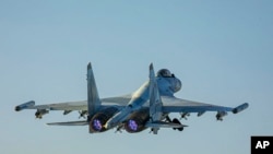 Архівне фото російського Міноборони - Су-35 в повітрі
