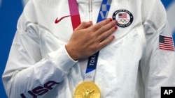 ARCHIVO - Foto del 28 de julio del 2021, la estadounidense Katie Ledecky en el podio tras ganar la medalla de oro en los 1.500 metros libres durante los Juegos de Tokio. 