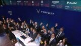 CEO toàn cầu của VinFast Lê Thị Thu Thủy và nhiều thành viên của công ty ăn mừng khi cổ phiếu của hãng xe khởi nghiệp Việt Nam chính thức lên sàn giao dịch Nasdaq ở New York, Mỹ, hôm 15/8.