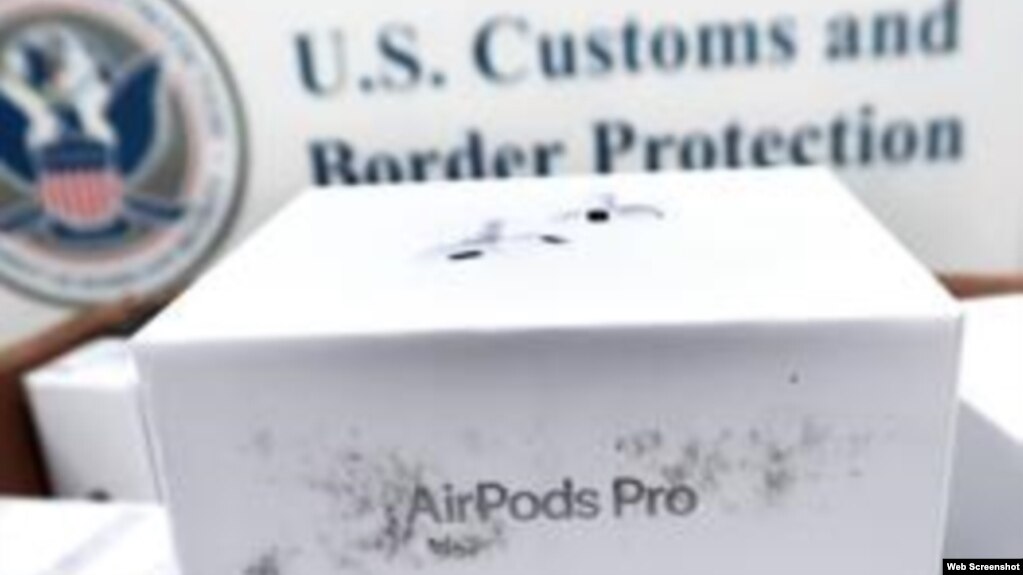 美国海关和边境保护局公布的照片显示该机构官员2023年3月查获的来自中国的1000多件假冒苹果产品。(photo:VOA)