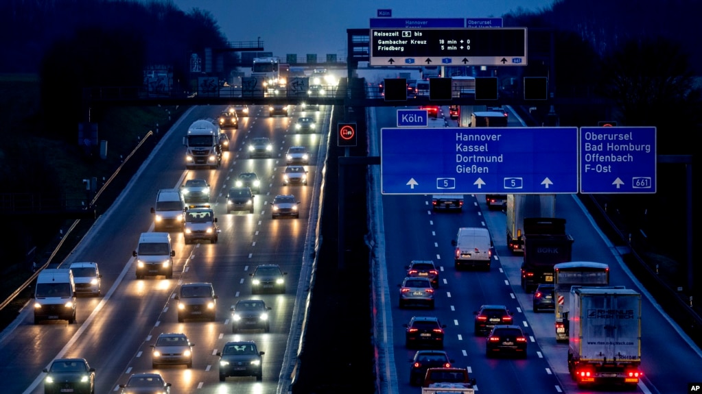 EU aims to slash truck, bus emissions by 90%
