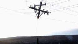 Електричен столб што го изгоре шумскиот пожар во Смоукхаус Крик виси од далноводите во Канад, Тексас.
