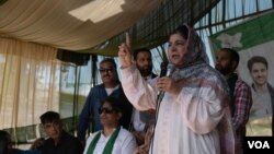 পিপলস ডেমোক্র্যাটিক পার্টি প্রধান মেহবুবা মুফতি এক সভায় ভাষণ দিচ্ছেন।