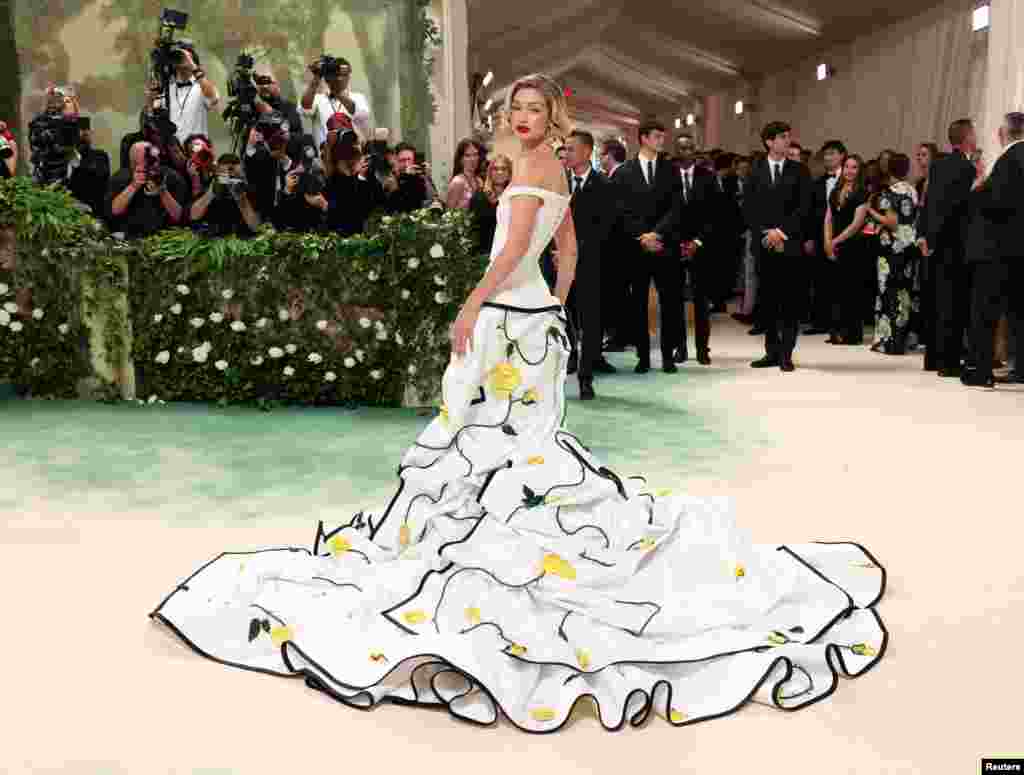 Gigi Hadid posa na Met Gala, uma gala anual de angariação de fundos realizada em benefício do Metropolitan Museum of Art&#39;s Costume Institute com o tema deste ano &ldquo;Sleeping Beauties: Reawakening Fashion&rdquo; em Nova Iorque, Nova Iorque, EUA, a 6 de maio de 2024. 