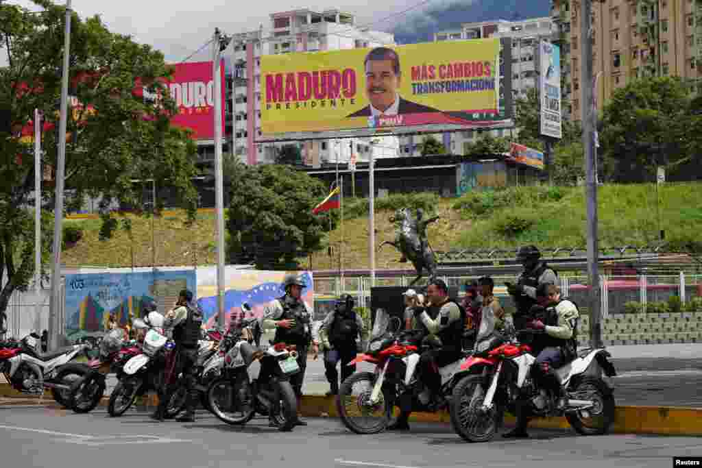 Agentes de policía cerca de una valla publicitaria con una imagen del presidente de Venezuela, Nicolás Maduro, en Caracas, Venezuela, el 31 de julio de 2024.