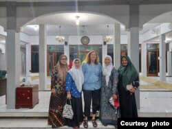 Prof. Rachel Rinaldo di sebuah masjid dekat kediaman Dr. Fina Itriyati (kiri).