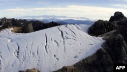 Endapan gletser di pegunungan Puncak Jaya, Papua, 2 Juli 2010. (DAVID CHRISTENSON / PAPUA PROJECT FREEPORT MCMORAN / AFP)