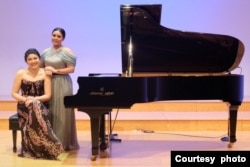 Pianis Edith Widayani (duduk) dan Jessica Januar (berdiri) penyanyi soprano dan monolog dalam The Tales of Women (foto: courtesy).