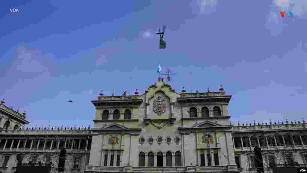  Varios helicópteros militares se han desplegado en la zona para garantizar la seguridad de los visitantes. 