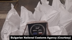 Bulgaristan’da gümrük yetkilileri, Türkiye ruhsatlı bir kamyonda bulunan 403 kilogram eroini ele geçirdiklerini açıkladı. Yetkilierin açıklamasına göre kamyon, İran’dan Batı Avrupa’ya gidiyordu