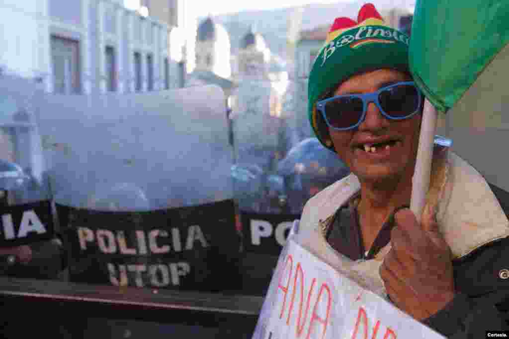 Las personas con discapacidad enfrentaron a la Policía en Cochabamba y La Paz. [Foto: United Notions Film]