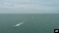 Tangkapan layar dari tayangan video oleh stasiun televisi China, CCTV, tampak kapal-kapal China berlayar di Selat Taiwan, Sabtu, 8 April 2023. (Foto: CCTV via AP)