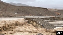 Iznenadna poplava na Badwater Roadu u blizini križanja s CA 190 tijekom prolaska tropske oluje Hilary kroz Dolinu smrti, Kalifornija, 20. august 2023. (Fotografija Nacionalne službe parkova / AFP)