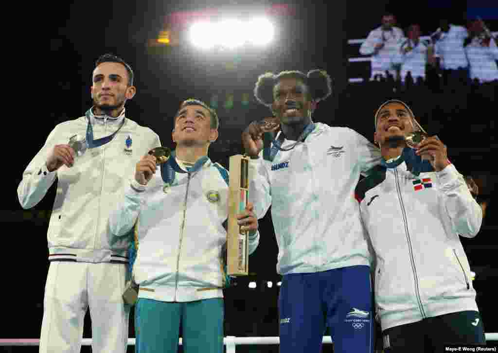 Cerimónia de medalhas da categoria 51kg do Boxe - Hasanboy Dusmatov do Uzebequistão (ouro), Billal Bennama de França (prata) e David Pina de Cabo Verde e Yunior Alcantara Reyes da Rep. Dominicana 