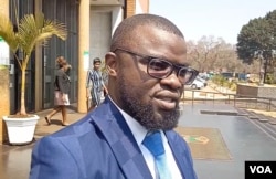 លោក Jeremiah Bamu នៃ​ក្រុមមេធាវី​ការពារ​សិទ្ធិ​មនុស្ស​ស៊ីមបាវ៉េ និយាយ​ជាមួយ​អ្នកសារព័ត៌មាន​នៅ​ខាងក្រៅ​តុលាការ Harare Magistrates នៅ​ថ្ងៃទី៥ ខែកញ្ញា ឆ្នាំ២០២៣។ (Columbus Mavhunga/VOA)